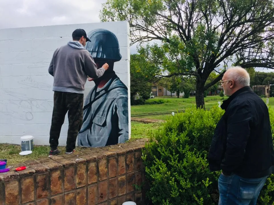 El artista Gabriel Griffa comenzó a pintar el mural de Malvinas 