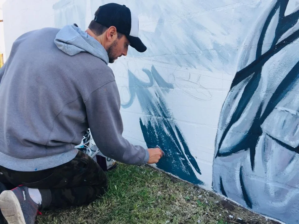El artista Gabriel Griffa comenzó a pintar el mural de Malvinas 