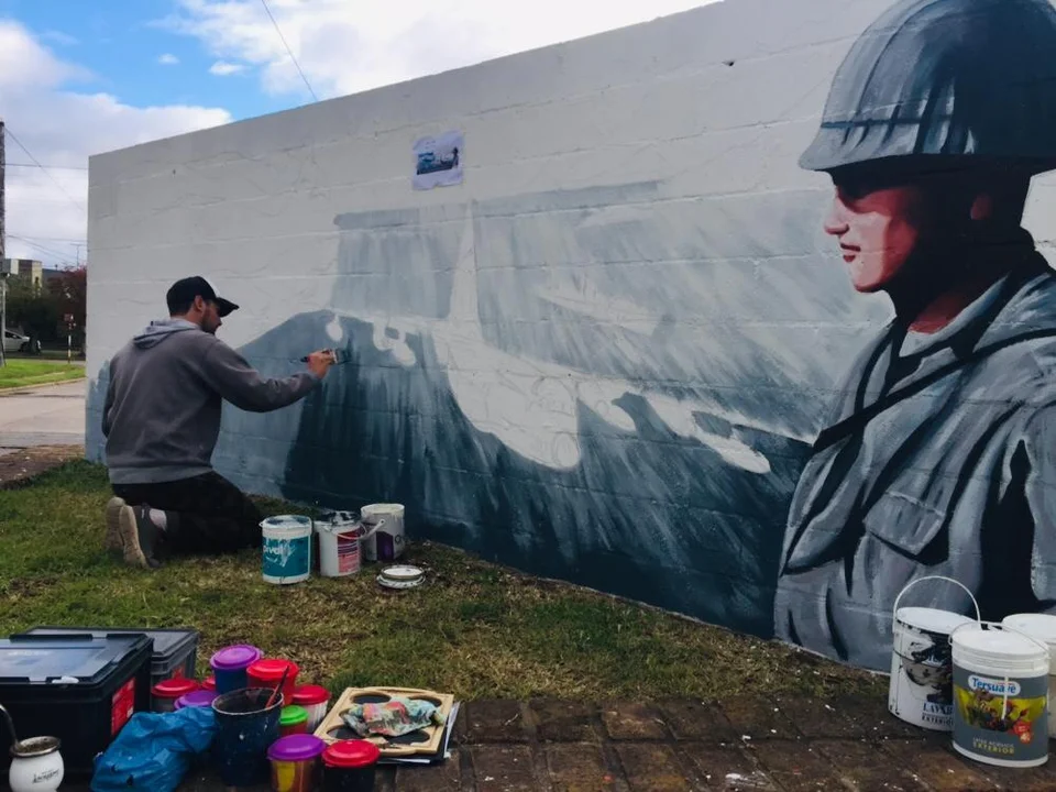 El artista Gabriel Griffa comenzó a pintar el mural de Malvinas 