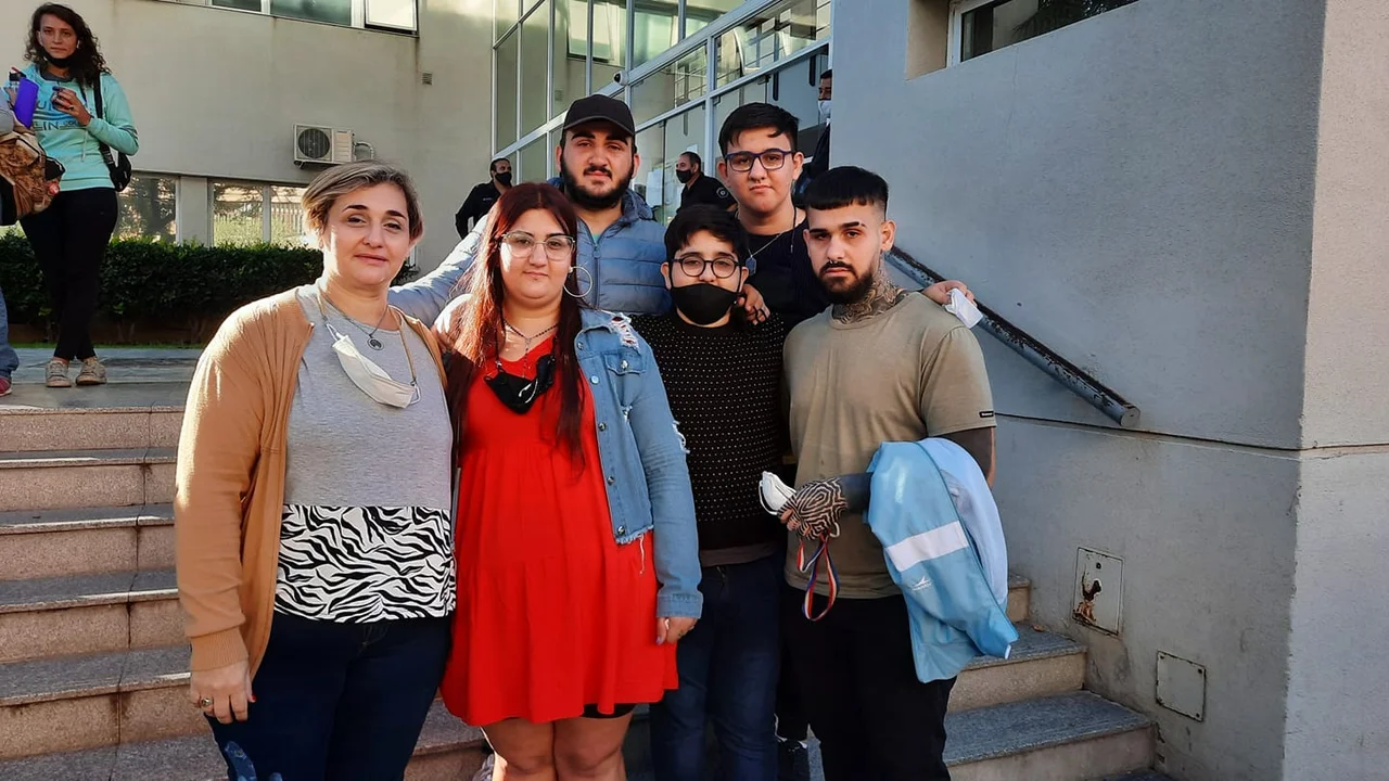 Bianca celebró la sentencia junto a su madre y sus hermanos (Crédito: Flavia Campeis)
