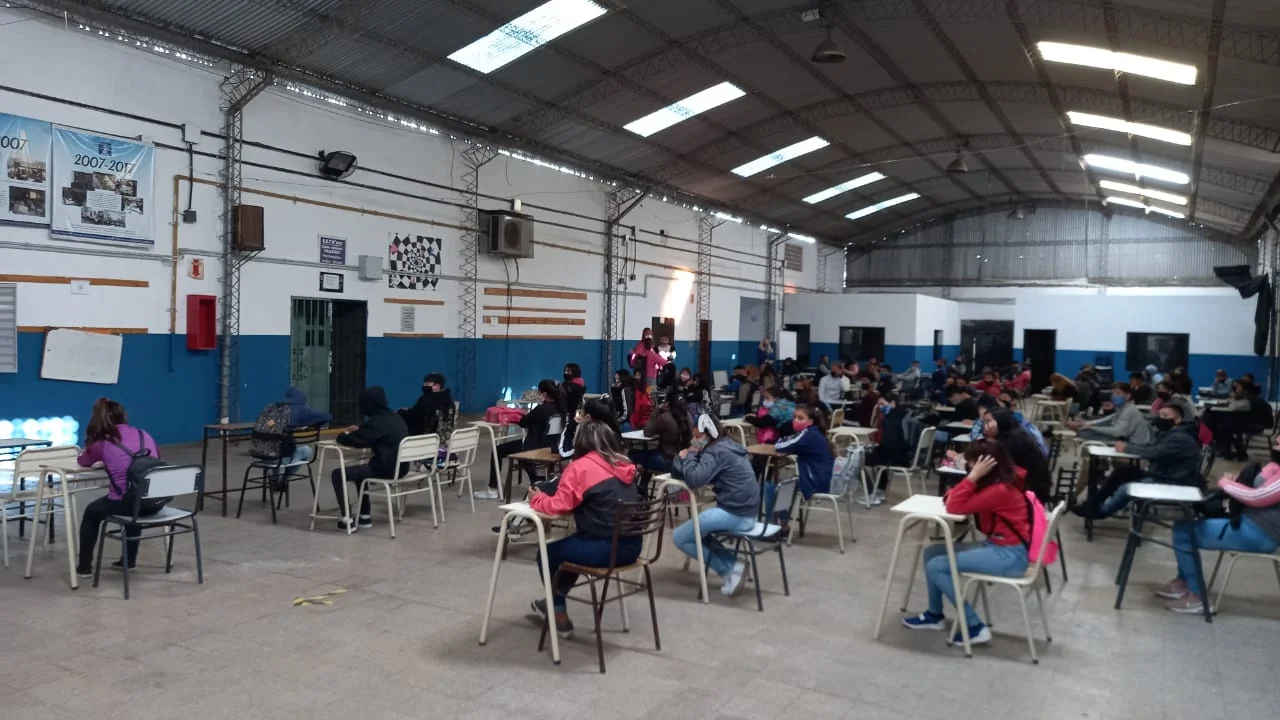 Clase en el patio del recreo, la alternativa posible hoy en la escuela Nº 251.