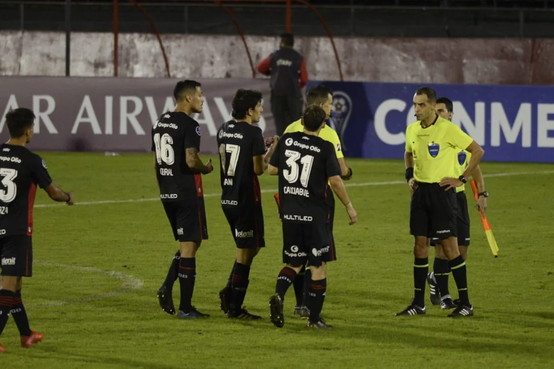 Newell's, entre polémicas, perdió 3 a 1 ante Libertad en la previa al clásico