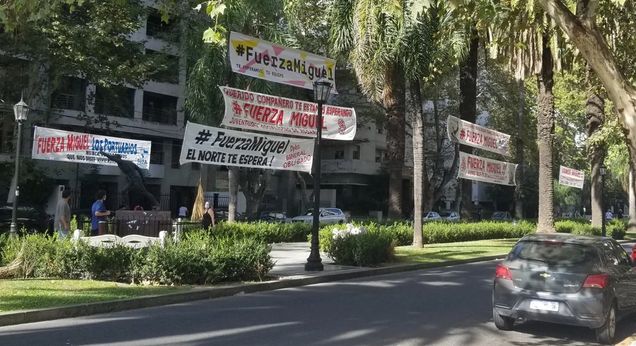 Los mensajes de aliento hacia el dirigente socialista se multiplican en las redes sociales y también frente al sanatorio. (Twitter: @pamela_rocchi)