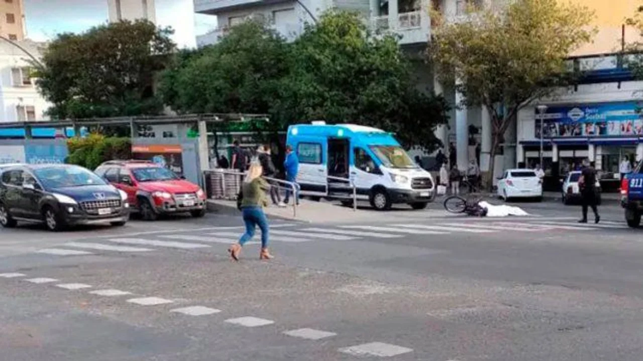 Una ciclista murió tras ser atropellada por un colectivo en el Metrobús Norte