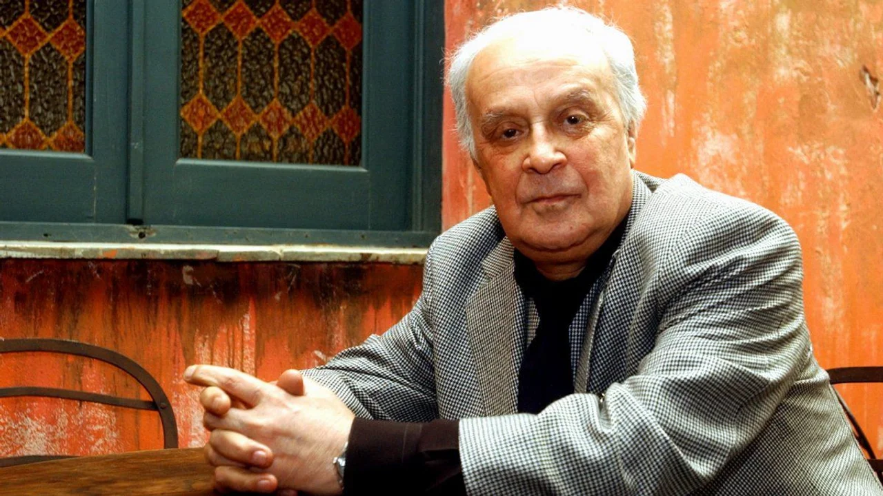 Alberto Migré el 14 de septiembre de 2005 posando en el bar El Cairo, previo a su distinción como Ciudadano Ilustre de Rosario.
