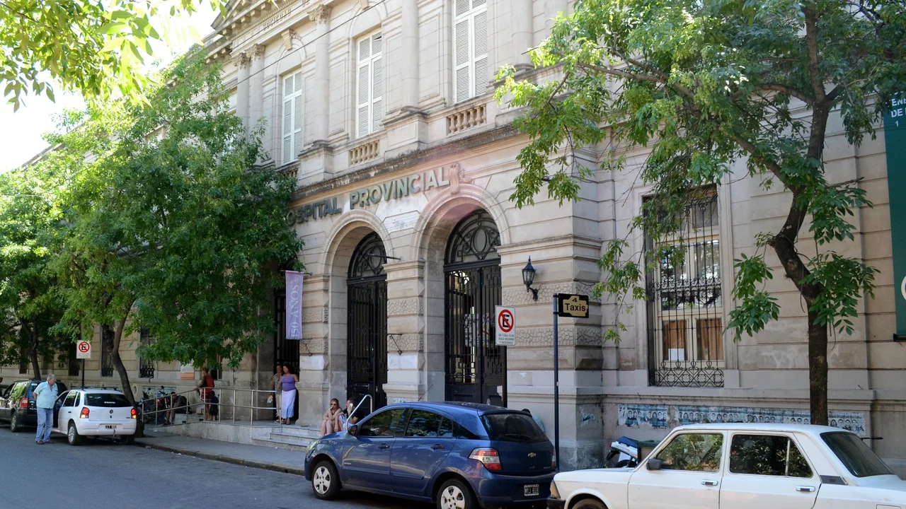 Mientras la noche rosarina reabrió, la situación crítica llevó a comprar camillas