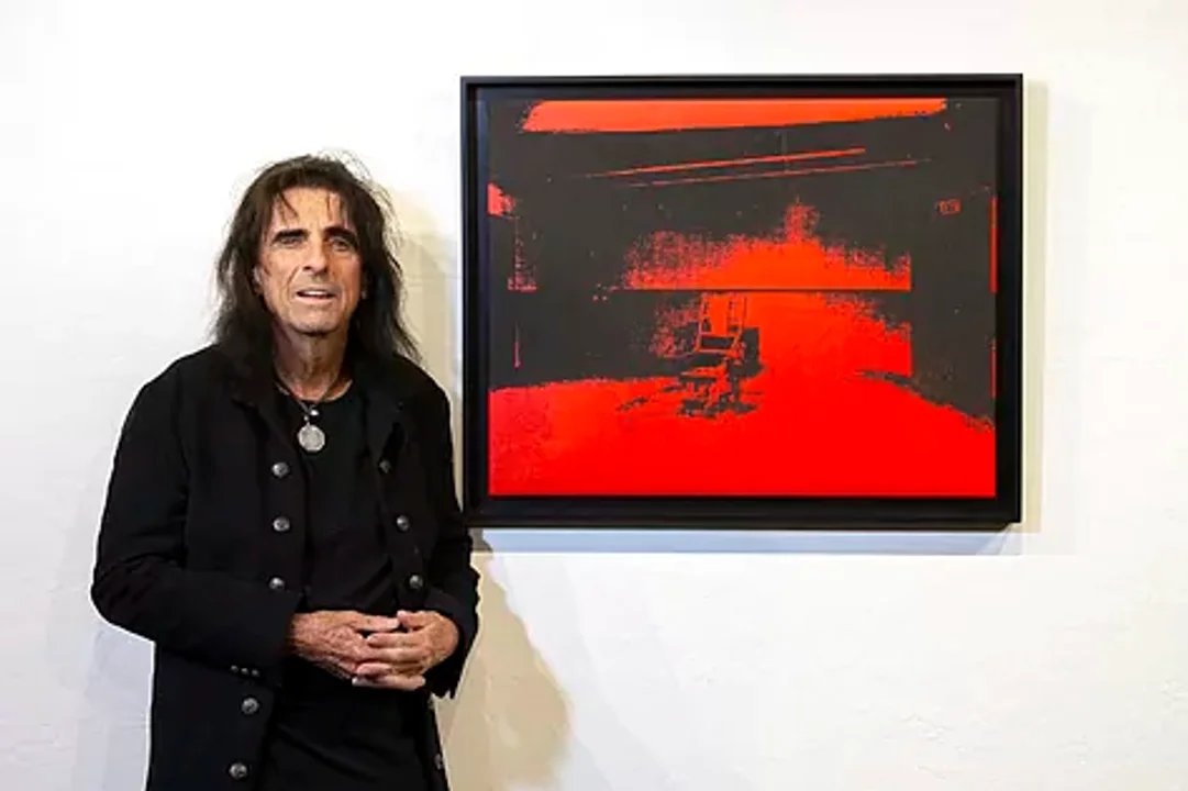 Alice Cooper subastará un Warhol original porque ya no le combina con los sillones