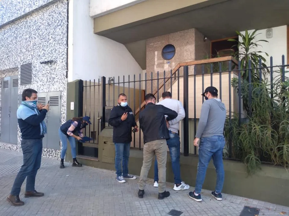 La detención del sospechoso, en la puerta de su empleo.