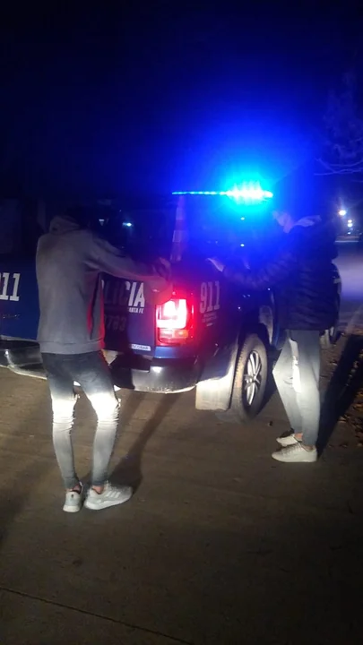 Ocurrió en la ciudad, personal policial buscó identificar a dos masculinos que al notar su presencia, aceleraron su marcha. Fueron demorados
