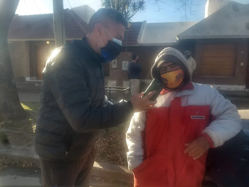 Manuel (derecha), es el trabajador que lo encontró y es entrevistado para Radio Casilda por Jorge 'Coco' Tagina (izquierda).