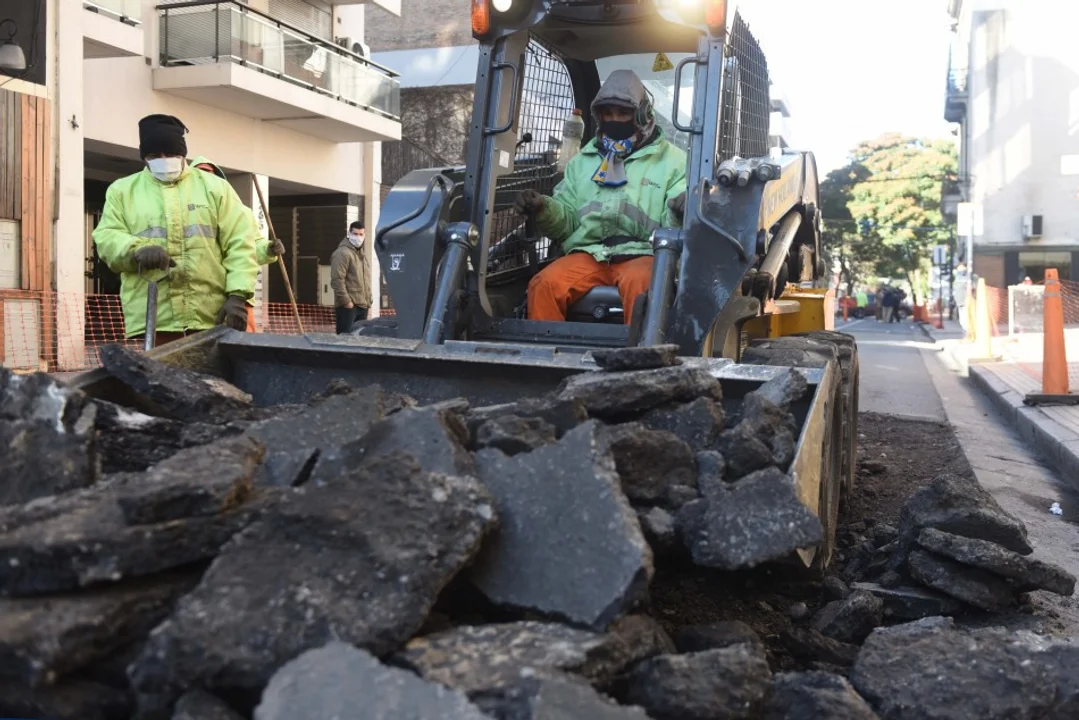 Cortes de calzada y desvíos de colectivos por obras de reparación sobre calle Laprida
