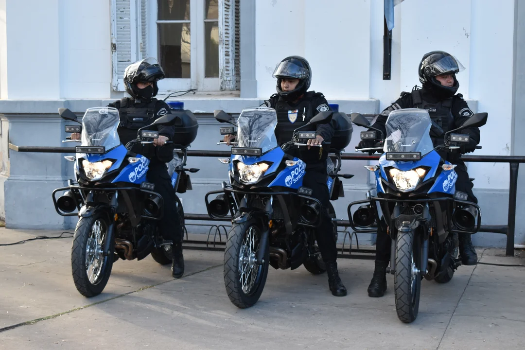 Con la presencia del ministro de Seguridad, Jorge Lagna y la jefa de Policía, Emilse Chimenti, se presentaron las unidades marca Kawasaki que recorrerán Casilda. Foto: Gaspar Dalla Valle.
