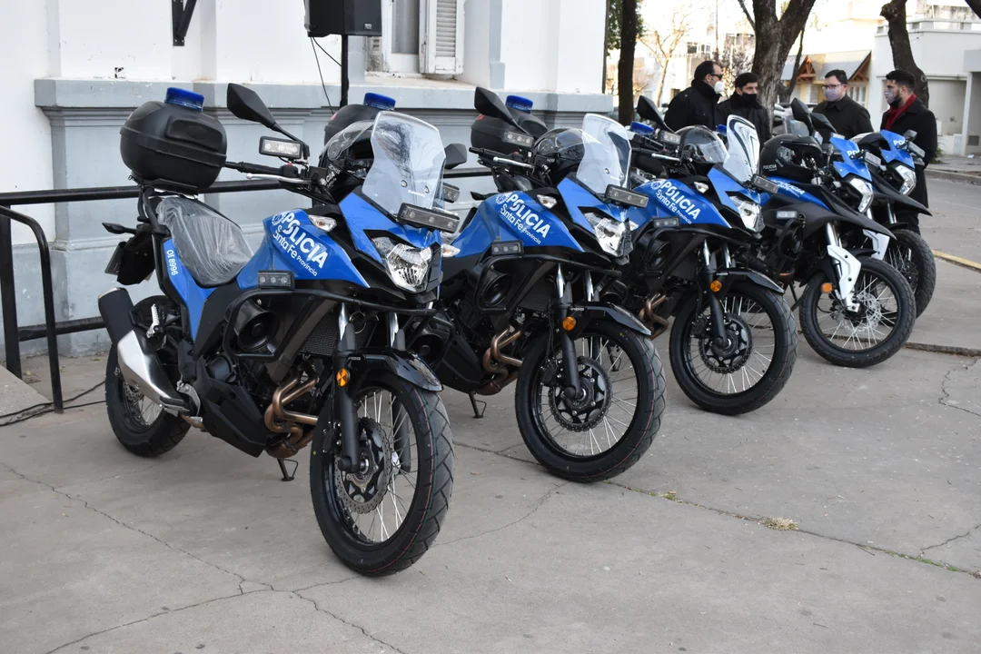 Con la presencia del ministro de Seguridad, Jorge Lagna y la jefa de Policía, Emilse Chimenti, se presentaron las unidades marca Kawasaki que recorrerán Casilda. Foto: Gaspar Dalla Valle.