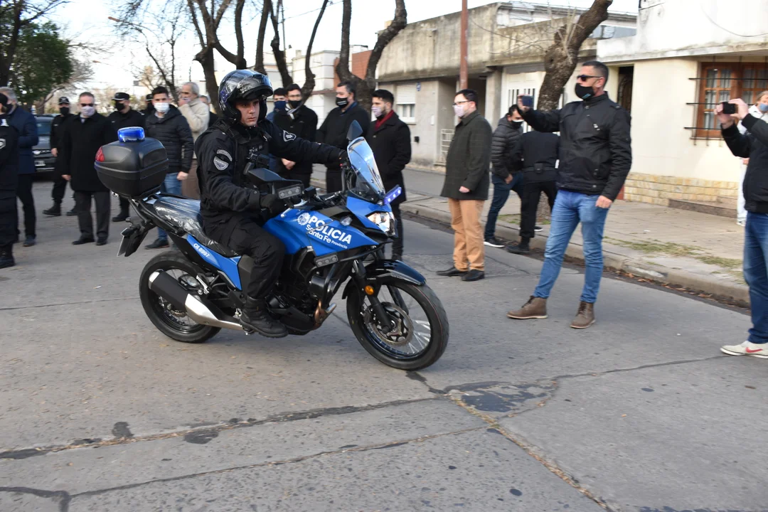 Con la presencia del ministro de Seguridad, Jorge Lagna y la jefa de Policía, Emilse Chimenti, se presentaron las unidades marca Kawasaki que recorrerán Casilda. Foto: Gaspar Dalla Valle.