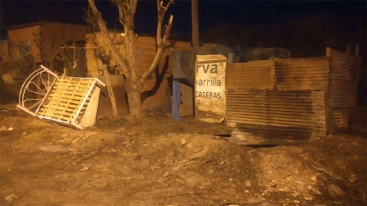Dramático desalojo de una mujer embarazada en Granadero Baigorria