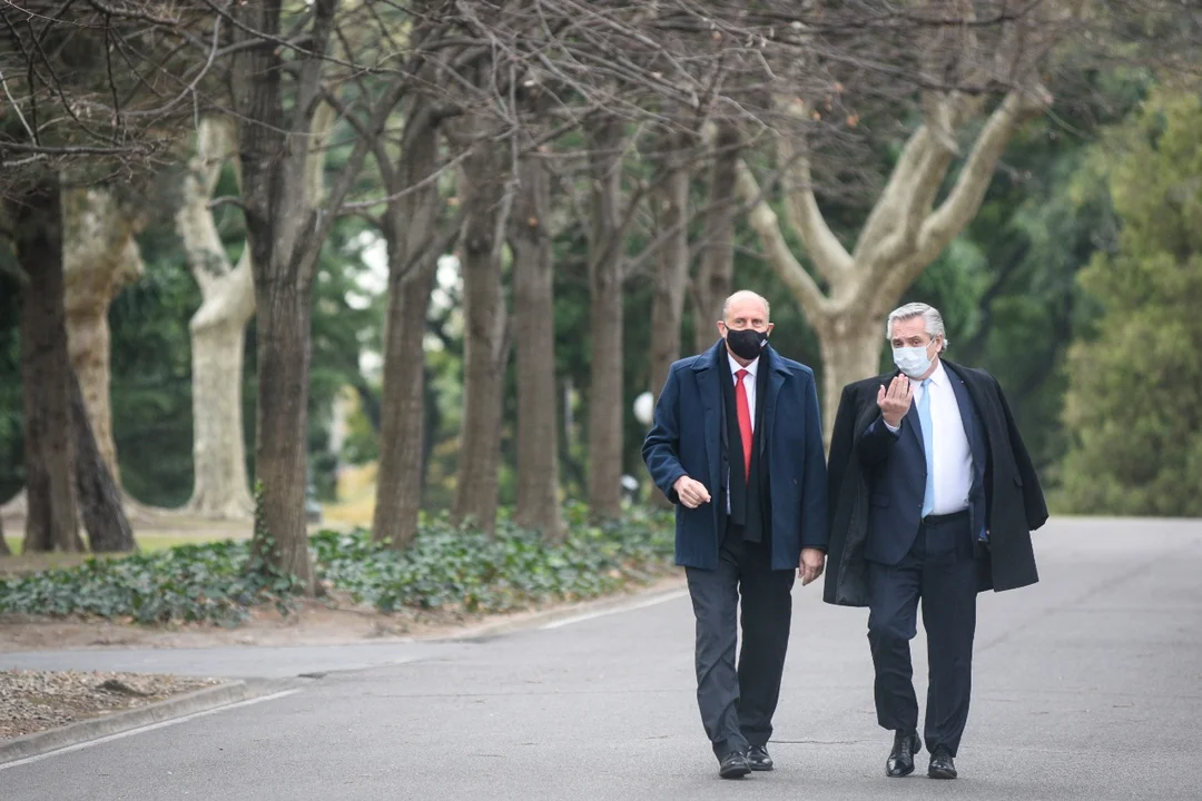 El gobernador y el Presidente, conversación al paso por los jardines de la Quinta de Olivos.