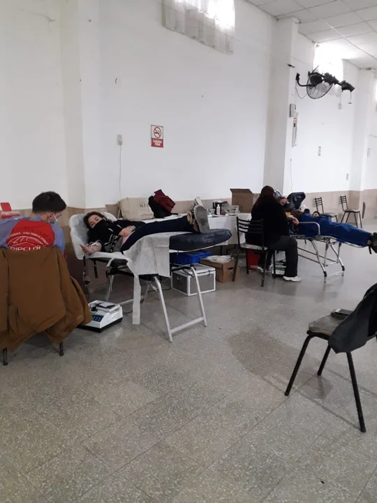 "La transfusión de sangre es una donación de órganos". Foto de los asistentes a la vecinal Nueva Roma este jueves 17-06.