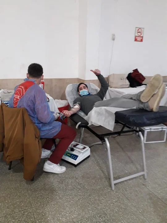 "La transfusión de sangre es una donación de órganos". Foto de los asistentes a la vecinal Nueva Roma este jueves 17-06.