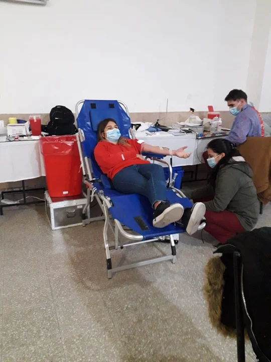 "La transfusión de sangre es una donación de órganos". Foto de los asistentes a la vecinal Nueva Roma este jueves 17-06.