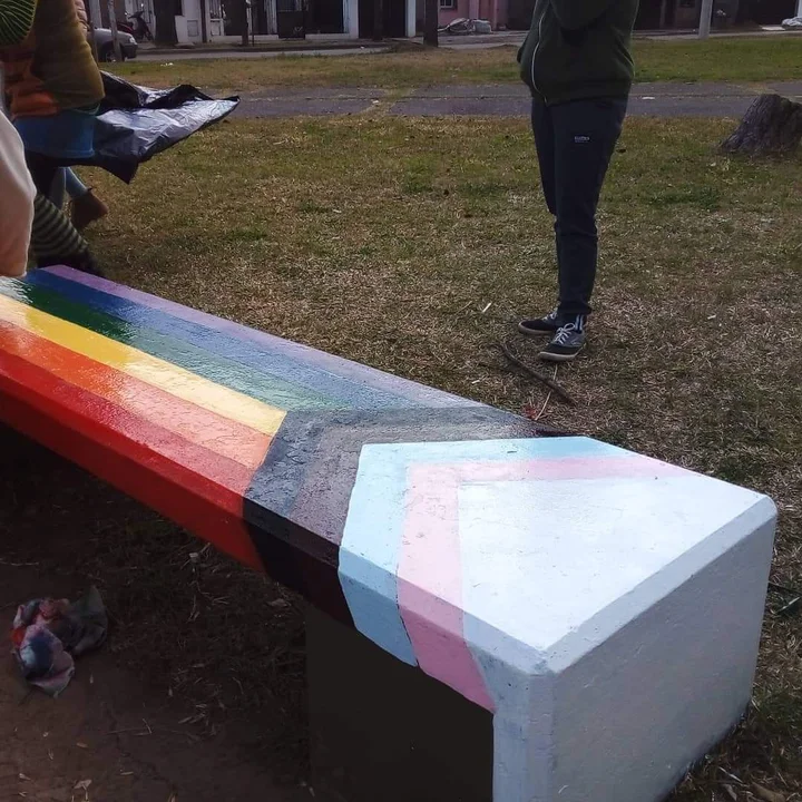 Intervinieron bancos de las plazas con los colores LGBTIQ+