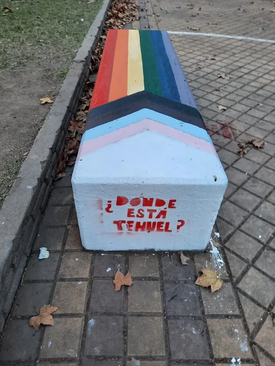 Intervinieron bancos de las plazas con los colores LGBTIQ+