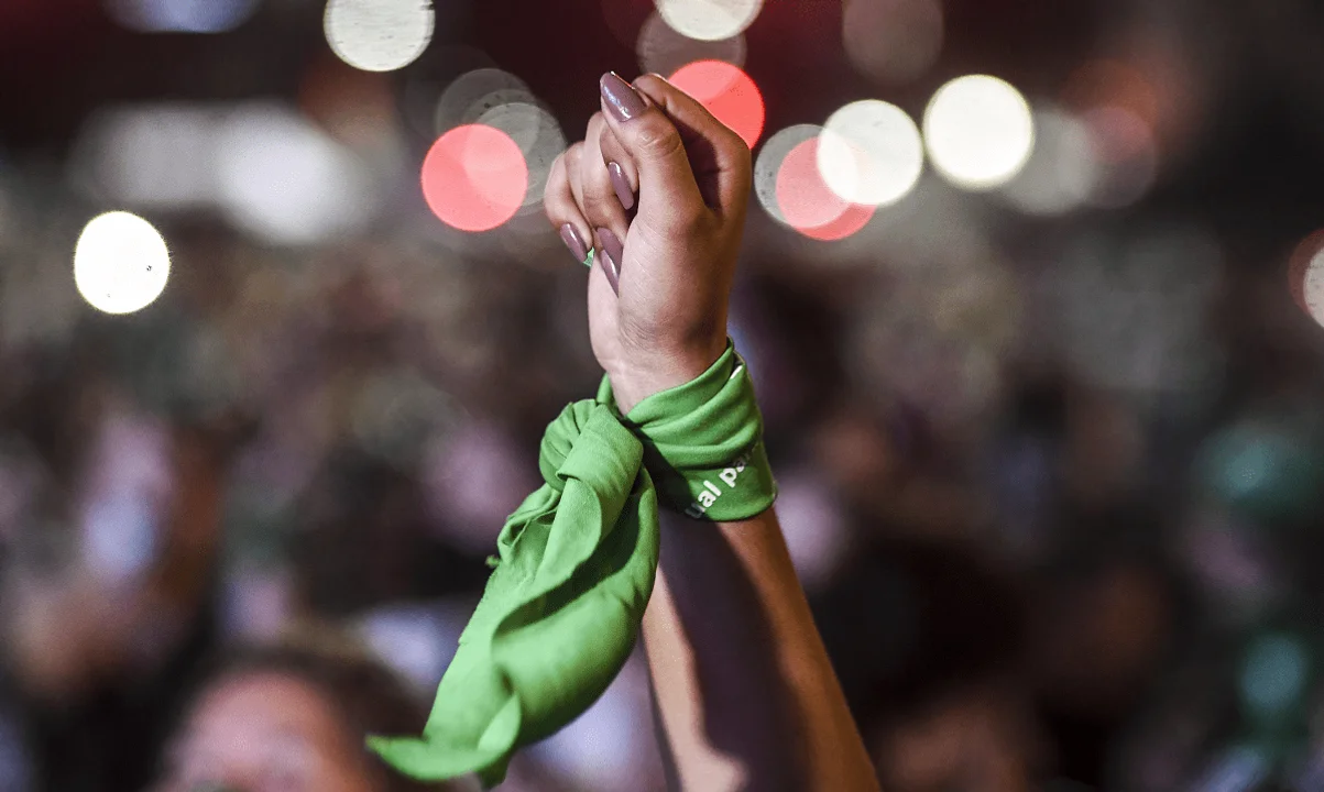 Amnistía advierte que hay obstáculos para acceder al aborto en el sistema privado
