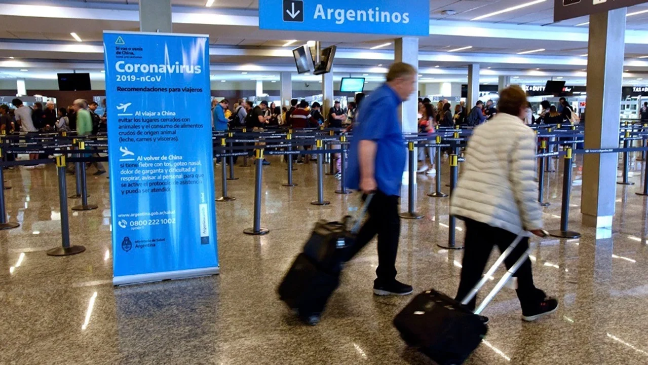 Por la falta de dólares, prohíben a las tarjetas de crédito vender pasajes al exterior en cuotas