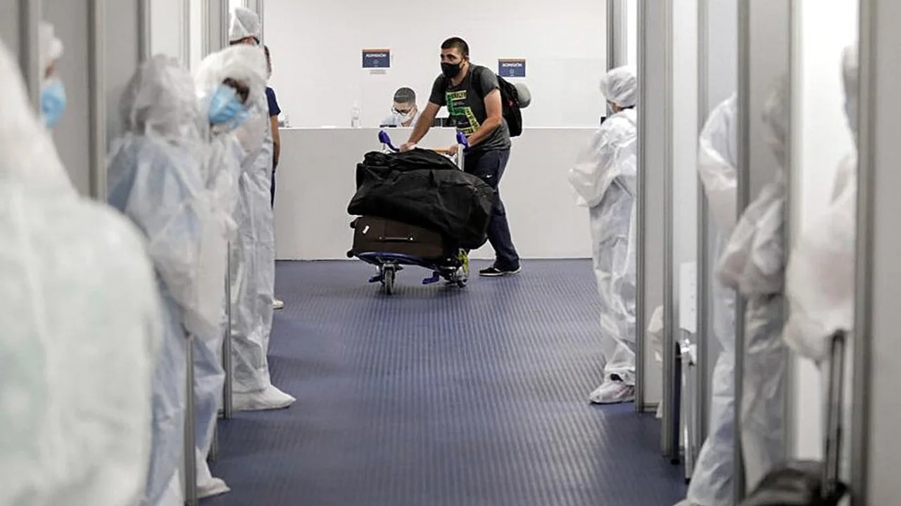 El alerta en los aeropuertos se redoblará ante la aparición de esta nueva cepa viral.