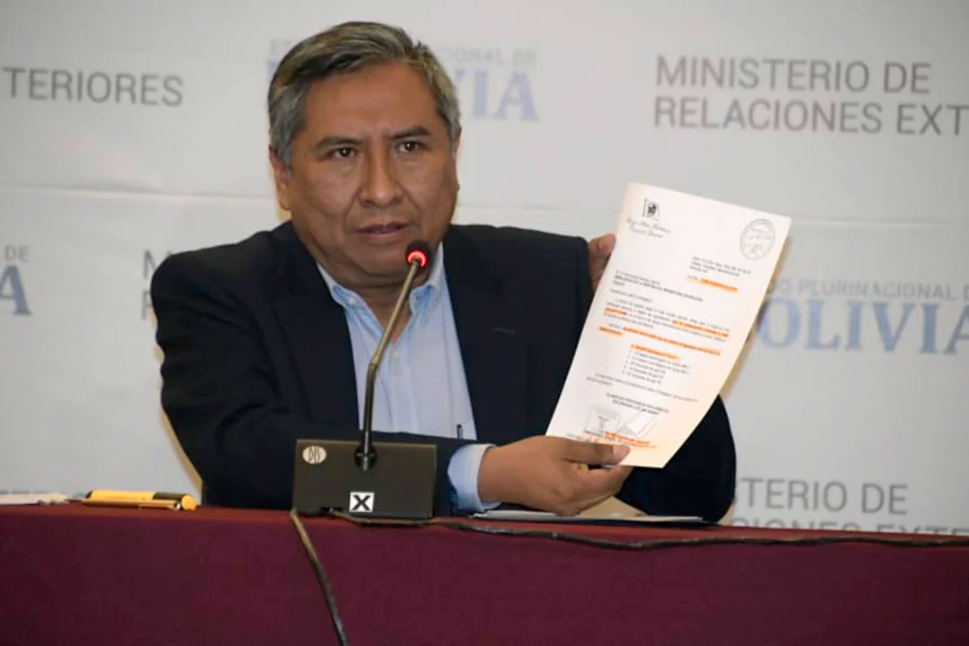El canciller Mayta muestra la carta que prueba la colaboración golpista de Macri en el derrocamiento de Evo Morales.