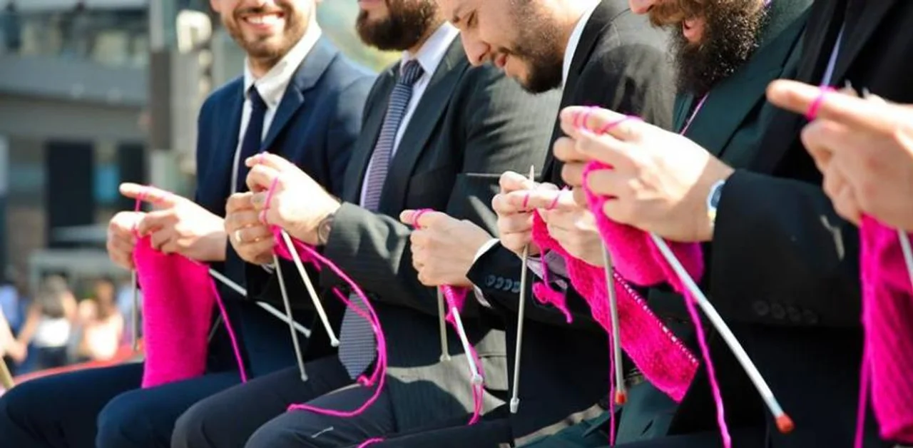 El colectivo llamado Hombres Tejedores empezó en Chile pero ahora hay grupos por todo el mundo.