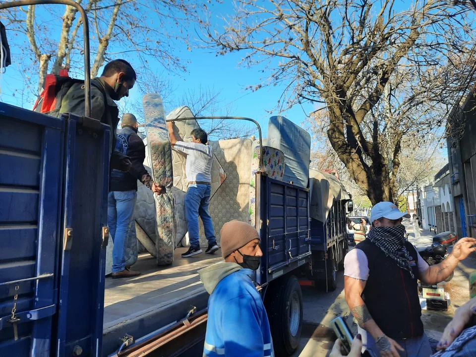 La carga de los alimentos y elementos que serán donados, se concretó durante la mañana de este miércoles 