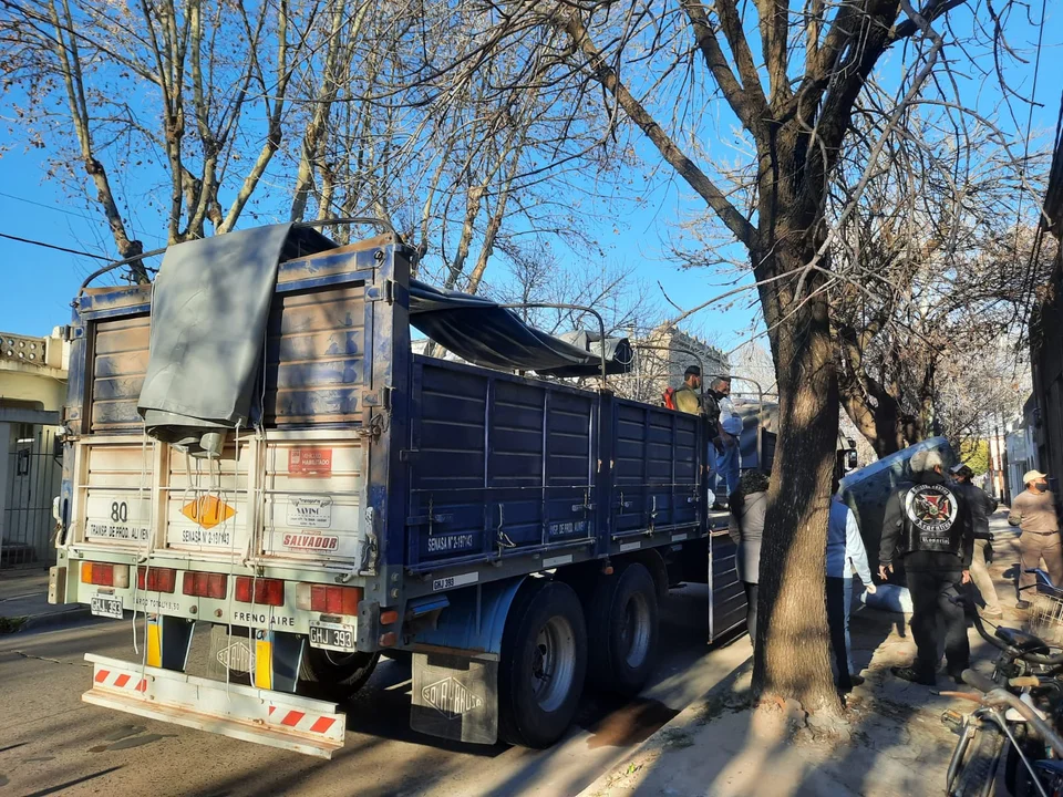 La carga de los alimentos y elementos que serán donados, se concretó durante la mañana de este miércoles 