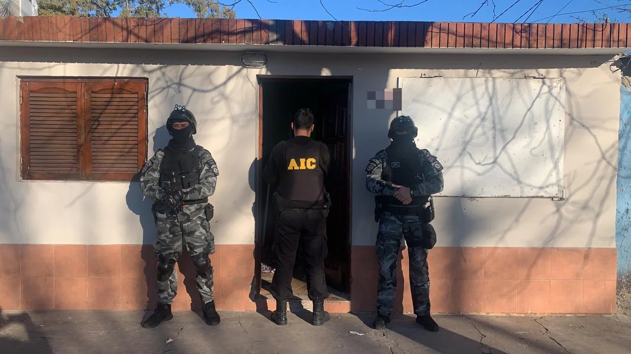 Policías en uno de los domicilios allanados este martes.