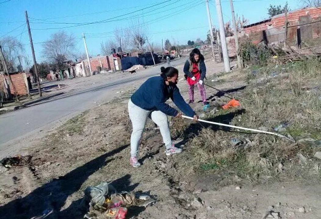 Las cuadrillas realizan higiene urbana en barrios periféricos de Rosario. Cobran por el programa Potenciar Trabajo.