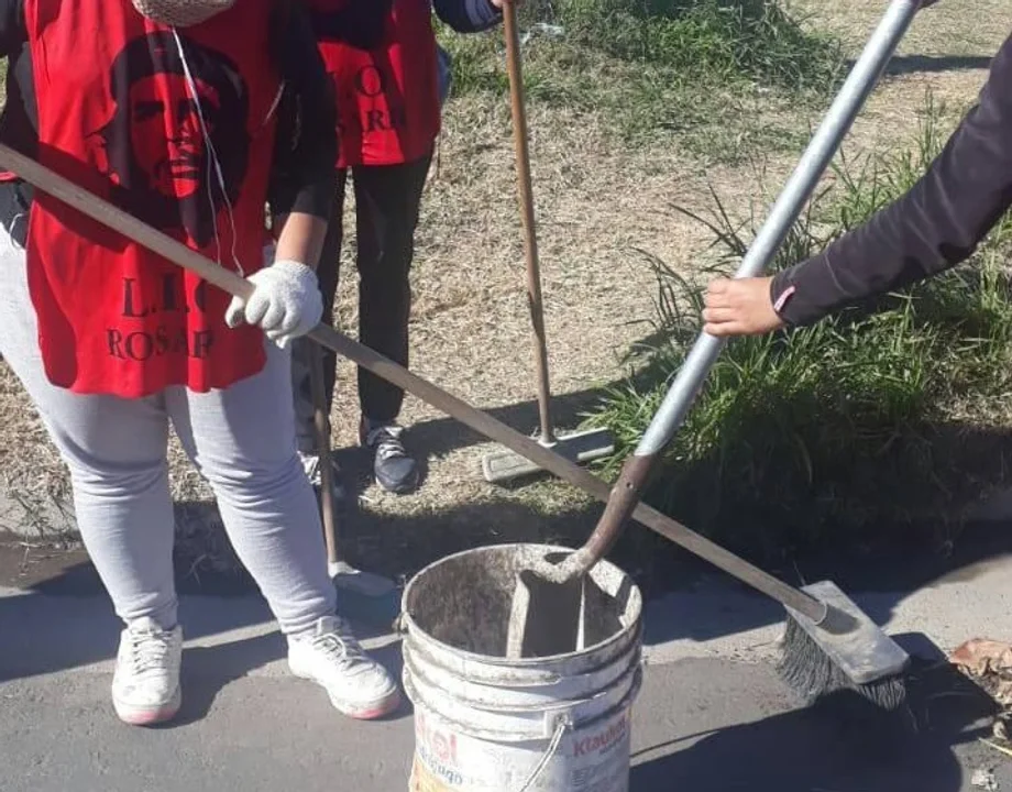 Las cuadrillas realizan higiene urbana en barrios periféricos de Rosario. Cobran por el programa Potenciar Trabajo.