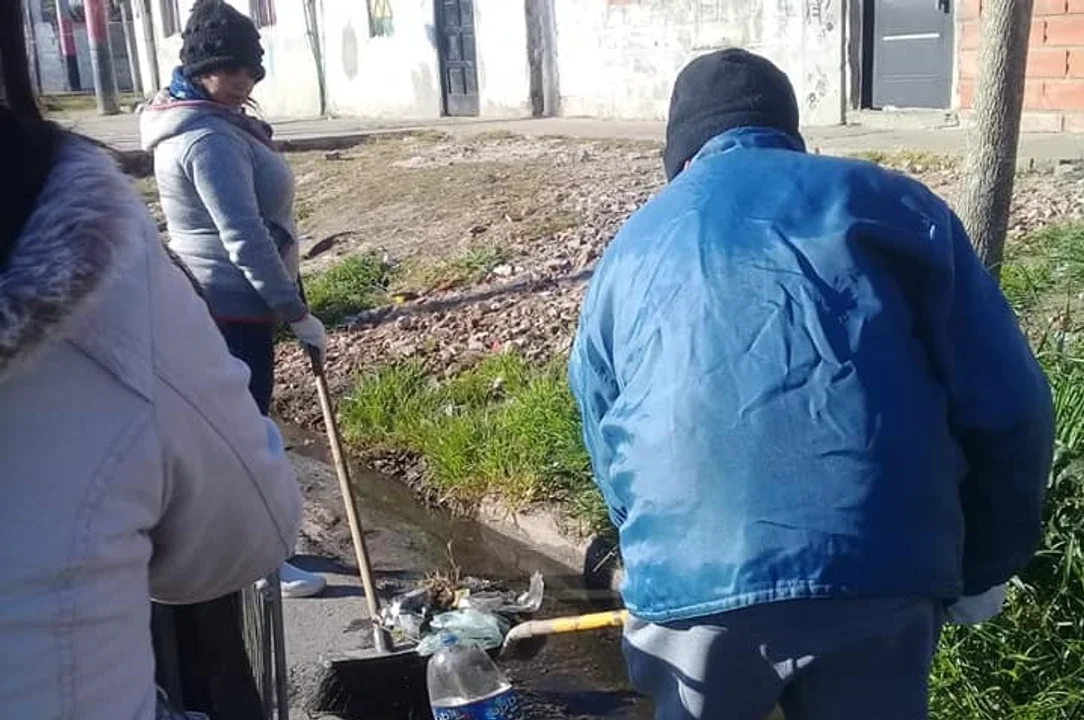Las cuadrillas realizan higiene urbana en barrios periféricos de Rosario. Cobran por el programa Potenciar Trabajo.
