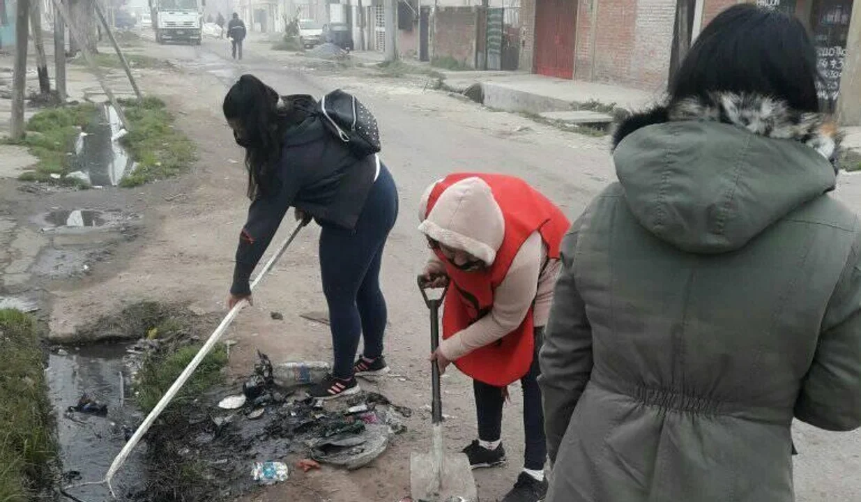 Las cuadrillas realizan higiene urbana en barrios periféricos de Rosario. Cobran por el programa Potenciar Trabajo.