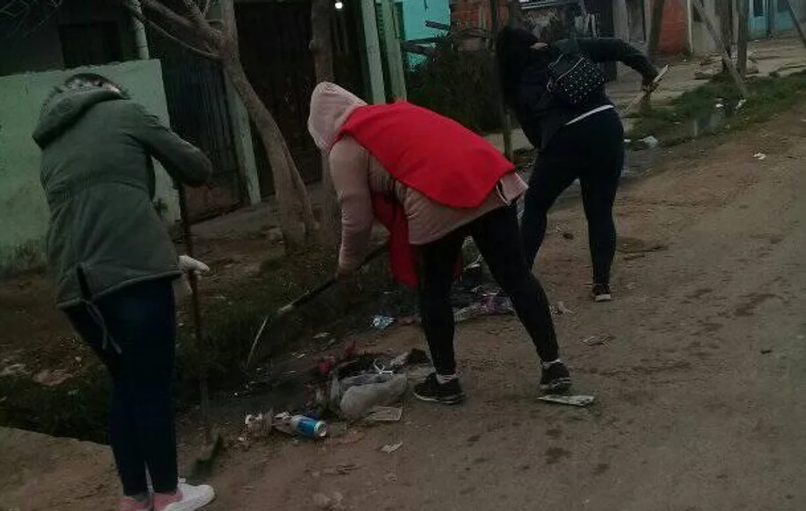 Las cuadrillas realizan higiene urbana en barrios periféricos de Rosario. Cobran por el programa Potenciar Trabajo.