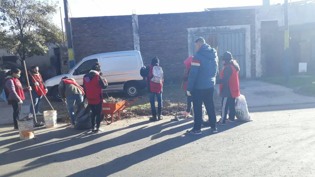 Las cuadrillas realizan higiene urbana en barrios periféricos de Rosario. Cobran por el programa Potenciar Trabajo.