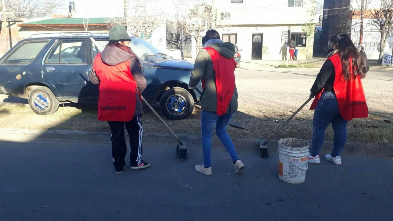 Las cuadrillas realizan higiene urbana en barrios periféricos de Rosario. Cobran por el programa Potenciar Trabajo.