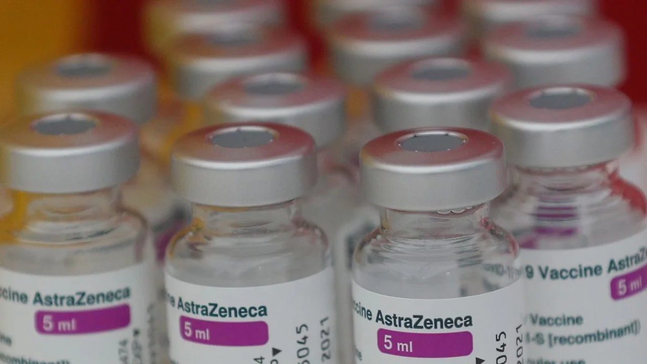 Así operaba la red de fake news contra las vacunas de AstraZeneca y Pfizer