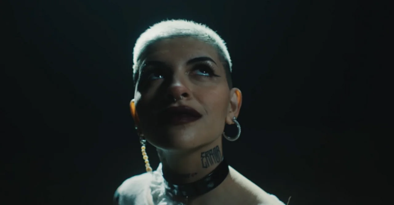Cazzu llegó a Netflix con la canción principal de la serie “El Reino”