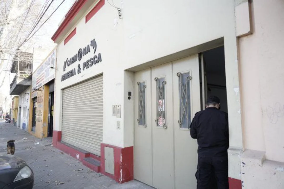 La armería de Pte Perón al 4100, allanada por la Justicia.