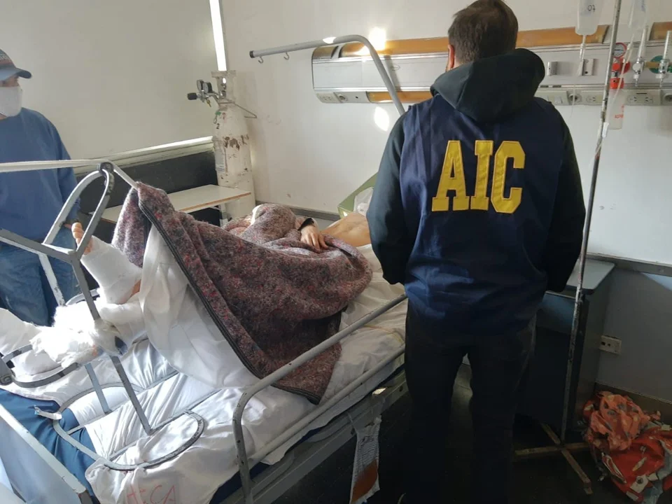 La policía en el Heca, junto al fugitivo internado tras la balacera.