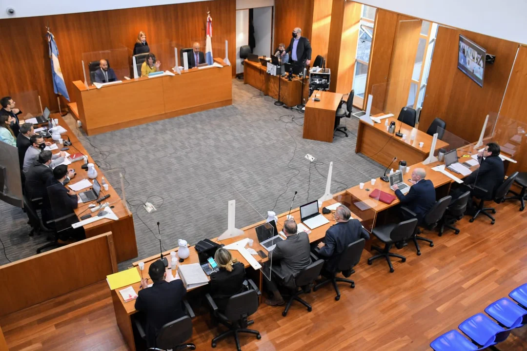 La sala de audiencias en la primera jornada. Los acusados, por teleconferencia. (RosarioPlus)