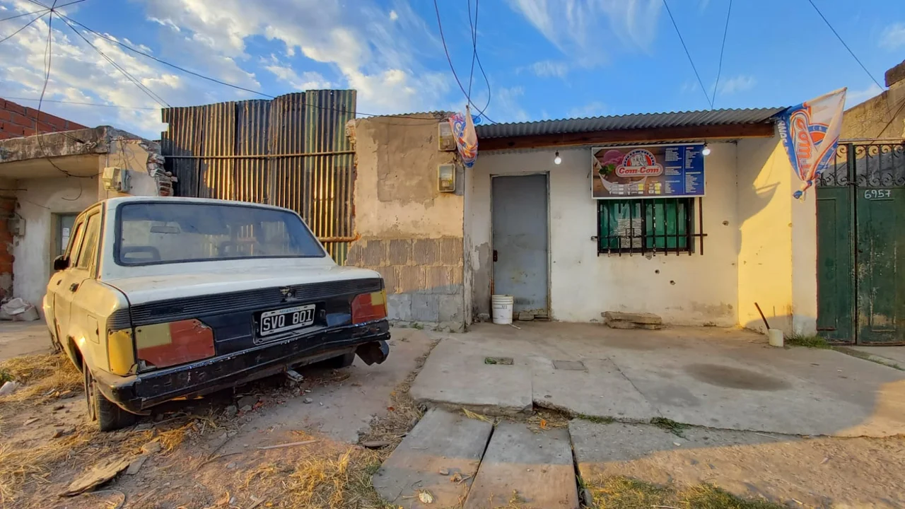 Impactos de bala sobre el frente de la humilde casa. Detrás de la ventana Mirta Aguirre estudiaba cuando un tiro acabó con ella.