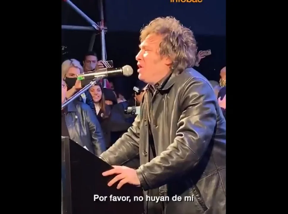 Milei se equivocó de repertorio: cantó una de La Renga en su cierre electoral