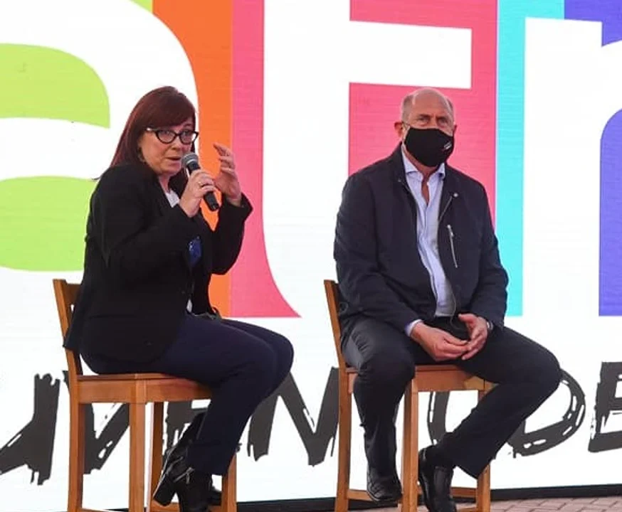 Celia Arena junto al Gobernador, Omar Perotti.