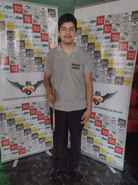 Bruno James con su trofeo en mano en el centro de la escena.