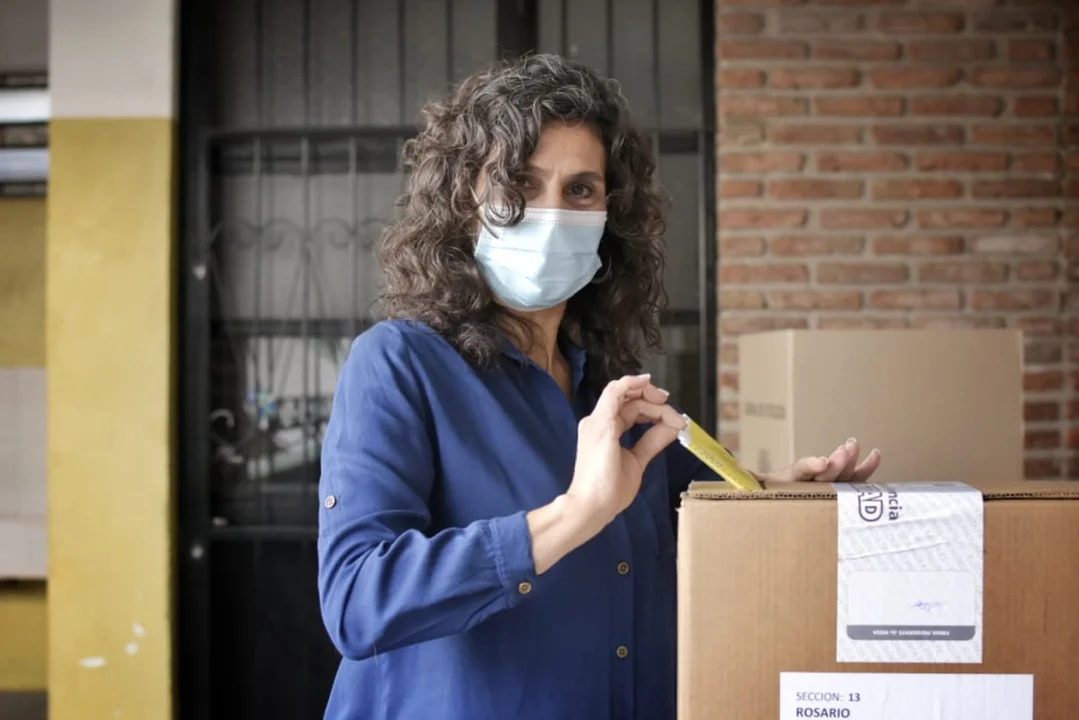 La precandidata a concejal de Rosario de Pie por el Frente de Todos, Norma López, emitiendo su voto.